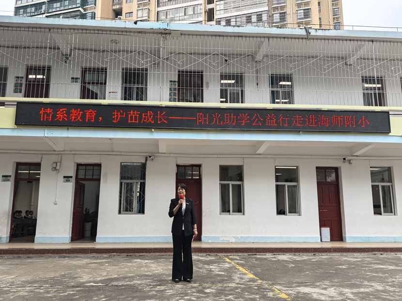 情系教育，护苗成长――阳光助学行走进加密货币赌场排行榜
捐赠仪式