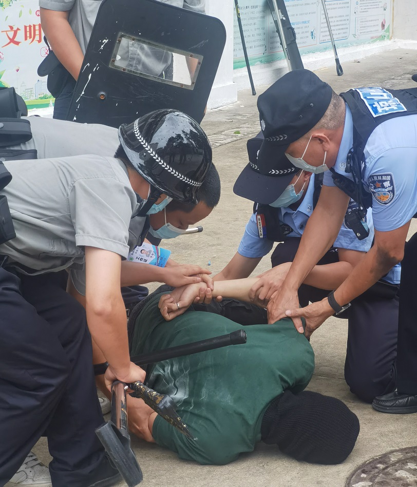 海口市琼山中介派出所张警官到亚洲赌场排名对校警进行正规培训