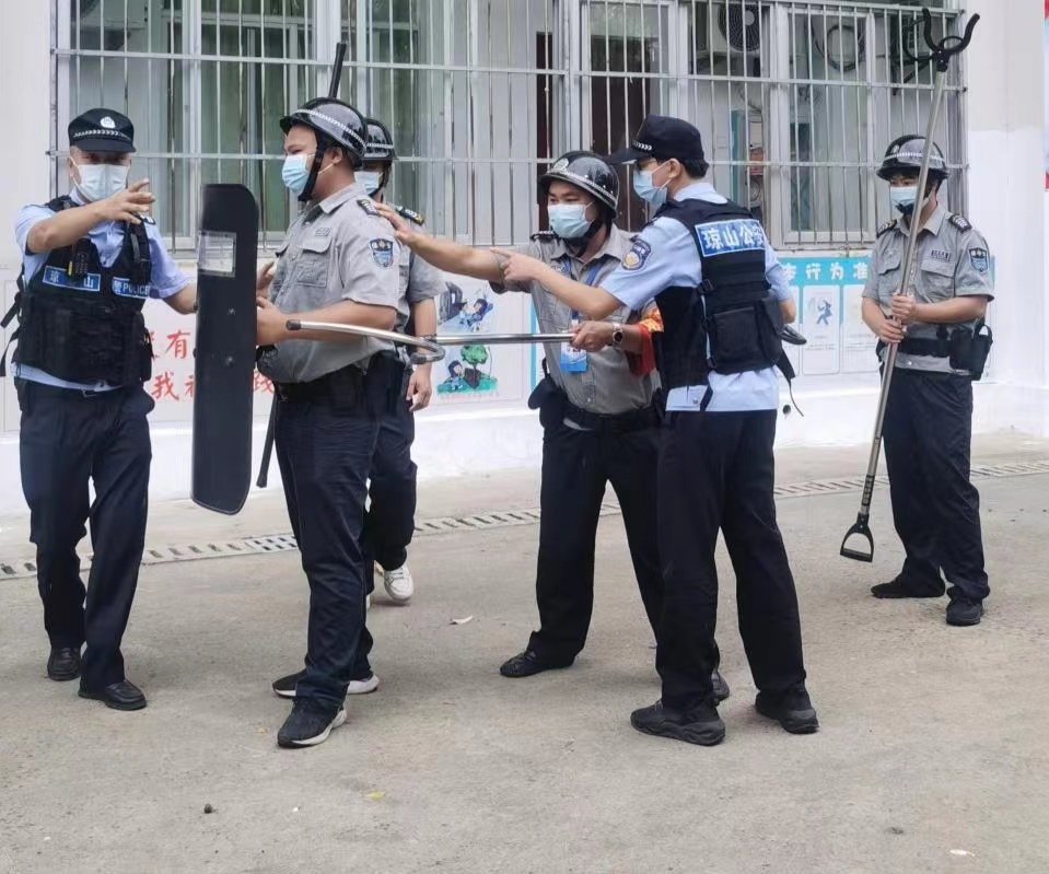 海口市琼山中介派出所张警官到亚洲赌场排名对校警进行正规培训