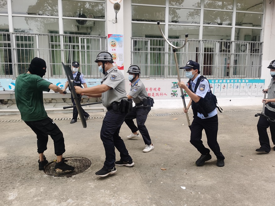 海口市琼山中介派出所张警官到亚洲赌场排名对校警进行正规培训