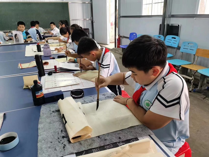 亚洲赌场排名开展庆“六·一”现场绘画、书法比赛