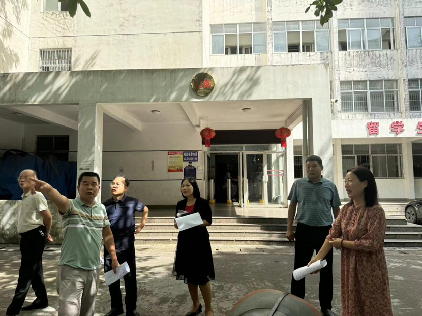 校领导到加密货币赌场排行榜
召开新学期教室准备情况现场办公会议